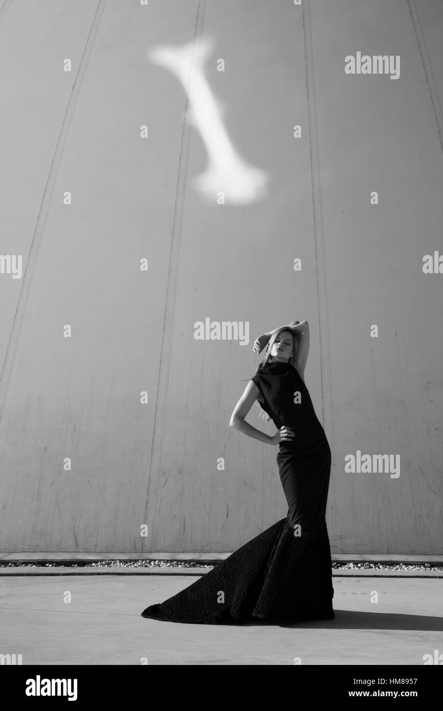 Moda al aire libre retrato de una mujer adulta joven en Vestido largo negro Foto de stock