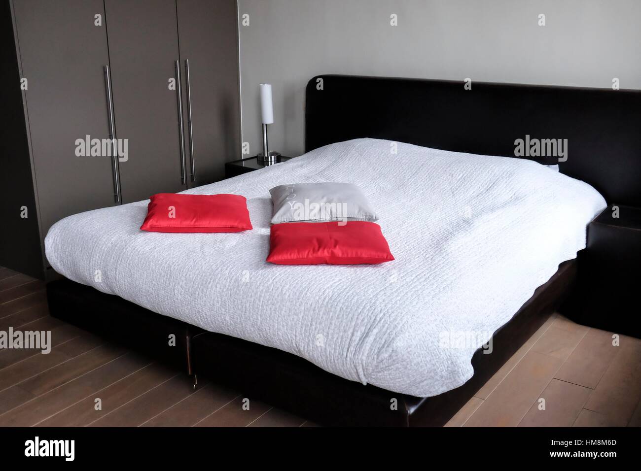Habitación con cama para dos personas Fotografía de stock - Alamy