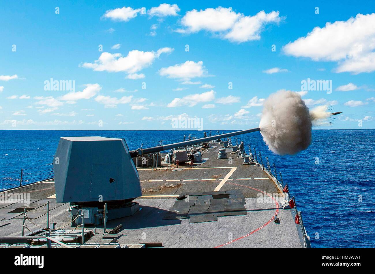 Mar de Filipinas (oct. 26, 2016) La desplegadas Arleigh Burke clase de misiles guiados destructor USS mccampbell (DDG 85), incendios sus mk45 pistola de 5 pulgadas Foto de stock