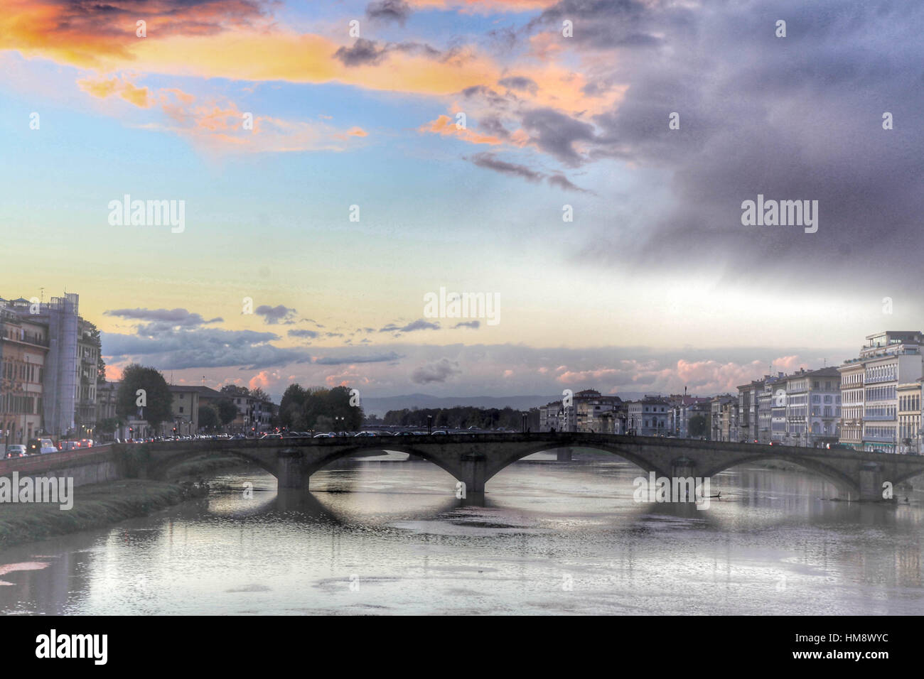 Lungarno Florencia,ponte carraia, cielo azul, nubes, Arno.fiume Foto de stock