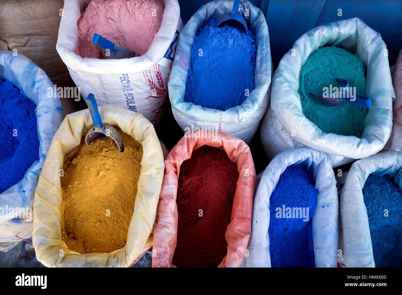 Sacos de colorantes para la coloración de la cal y la pintura de diferentes  colores típicos. Chaouen, Marruecos Fotografía de stock - Alamy