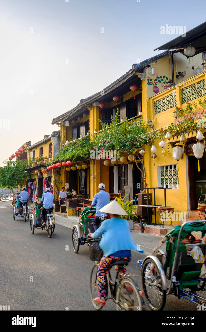 Vista general de la tienda de bicicletas y casas en Hoi An, Vietnam, Indochina, en el sudeste de Asia Foto de stock