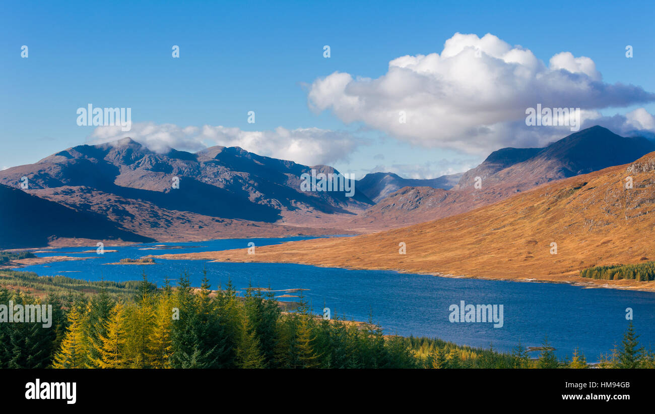 El camino de las Highlands escocesas pasando Loch Loyne y las montañas distantes, Scotland, Reino Unido Foto de stock