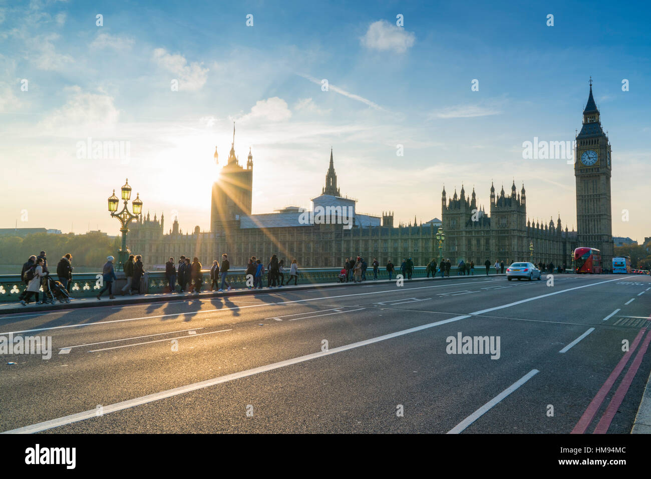 Los peatones en Westminster Bridge con las Casas del Parlamento y el Big Ben al atardecer, London, England, Reino Unido Foto de stock