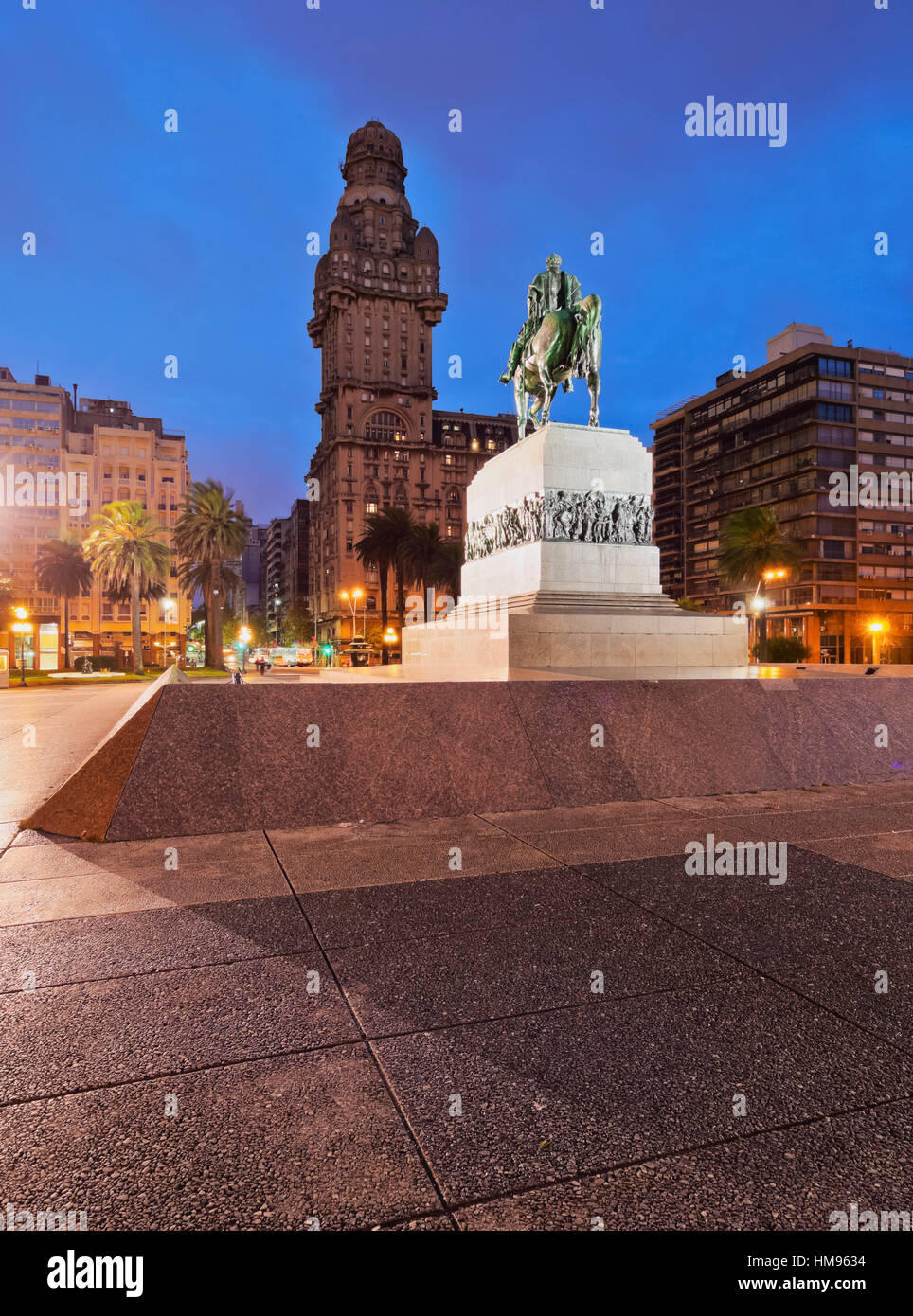 Ver el crepúsculo de la Plaza Independencia, Montevideo, Uruguay, América del Sur Foto de stock