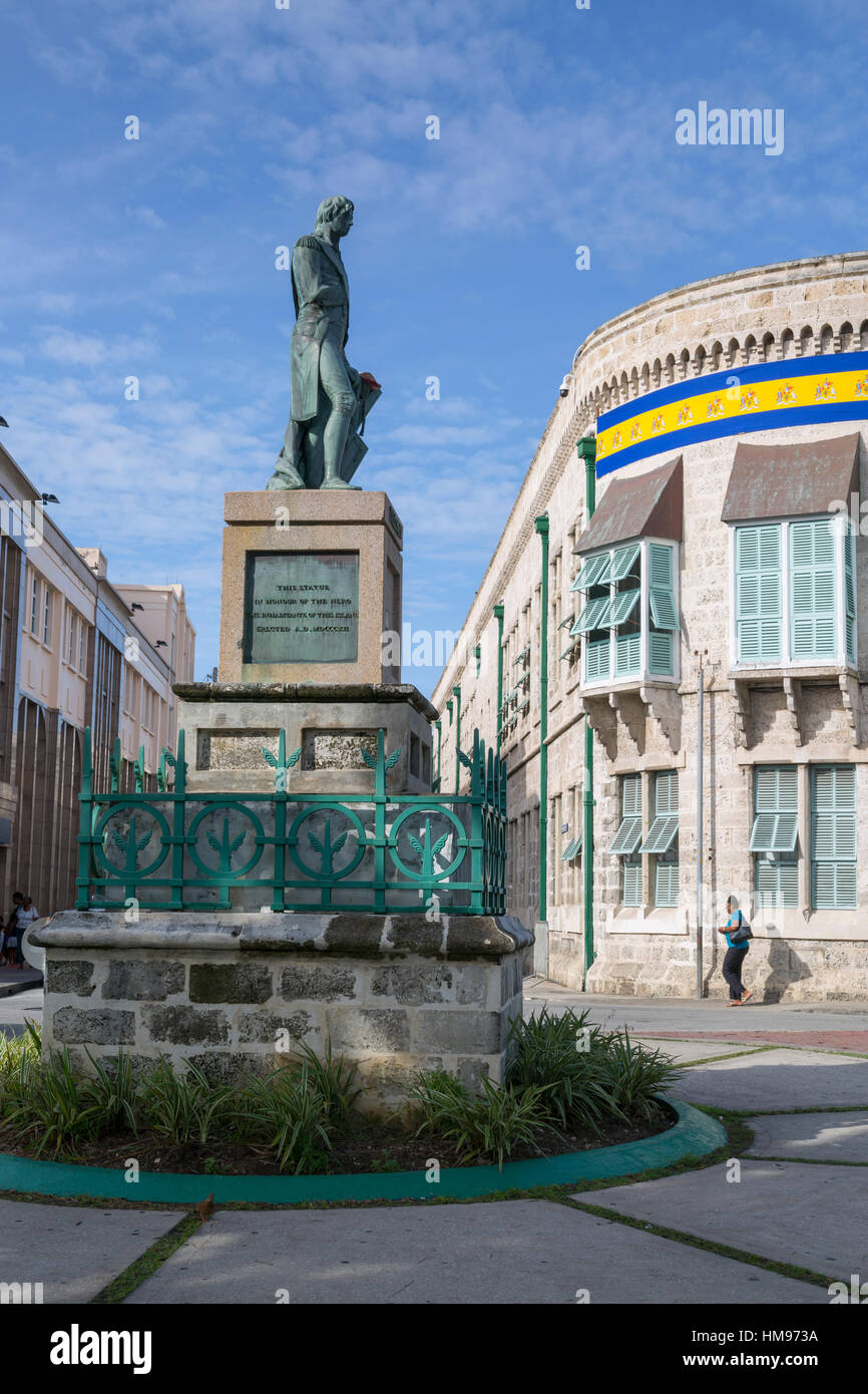 Estatua de Nelson y el edificio del Parlamento en la Plaza de los héroes nacionales, Bridgetown, St. Michael, Barbados, Indias Occidentales, el Caribe Foto de stock