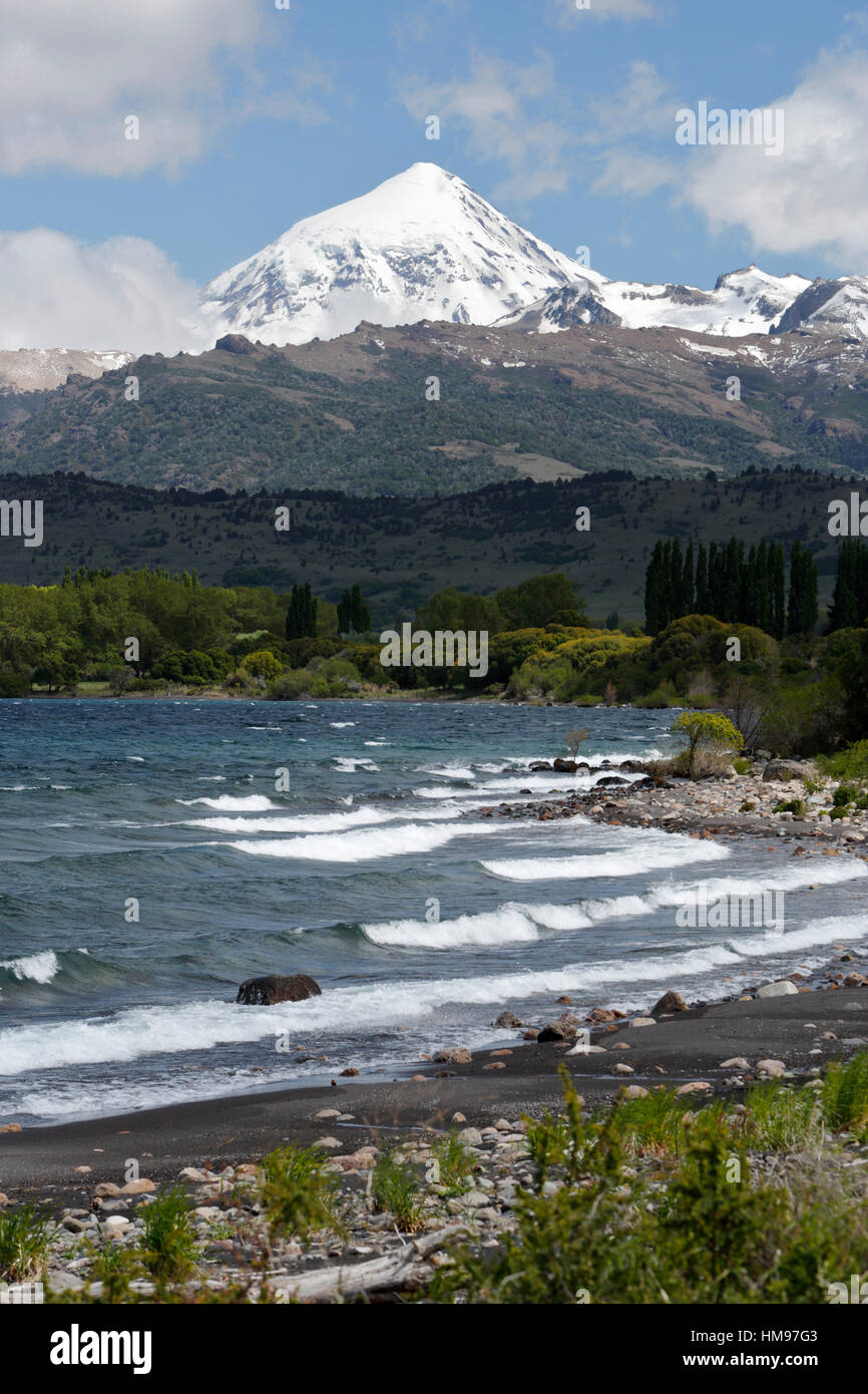 Volcán Lanín y Lago Huechulafquen, Parque Nacional Lanin, cerca de Junín de los Andes, el Lake District, Argentina, Sudamérica Foto de stock