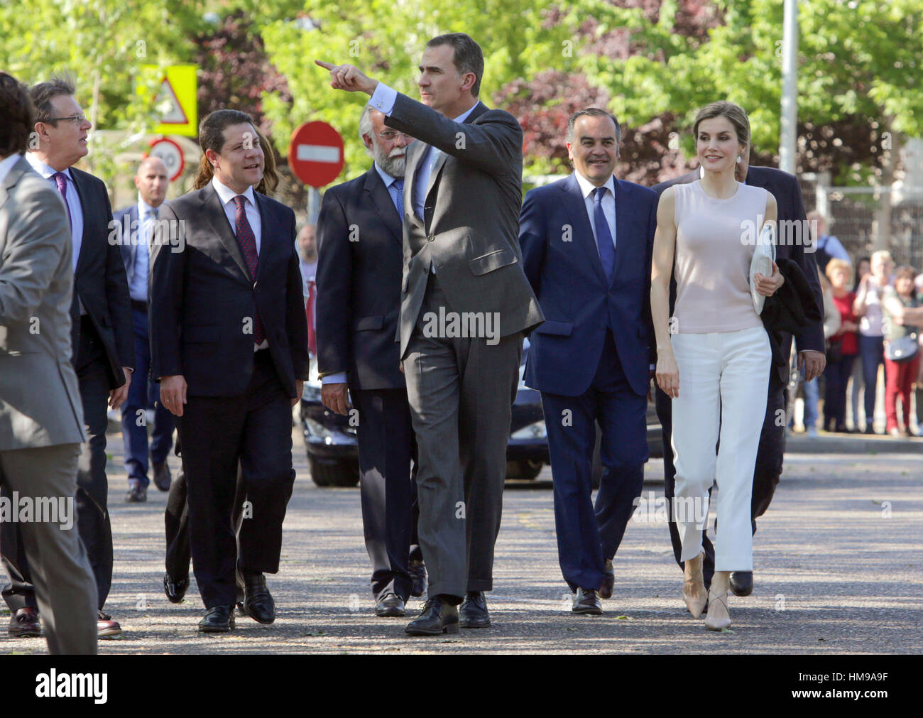 El rey español Felipe VI y Doña Letizia durante su visita a Talavera de la Reina, Ciudad Real, el miércoles 18, mayo de 2016 Foto de stock