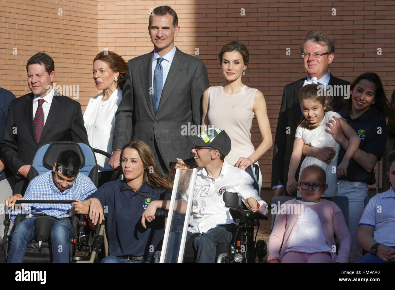 El rey español Felipe VI y Doña Letizia durante su visita a Talavera de la Reina, Ciudad Real, el miércoles 18, mayo de 2016 Foto de stock