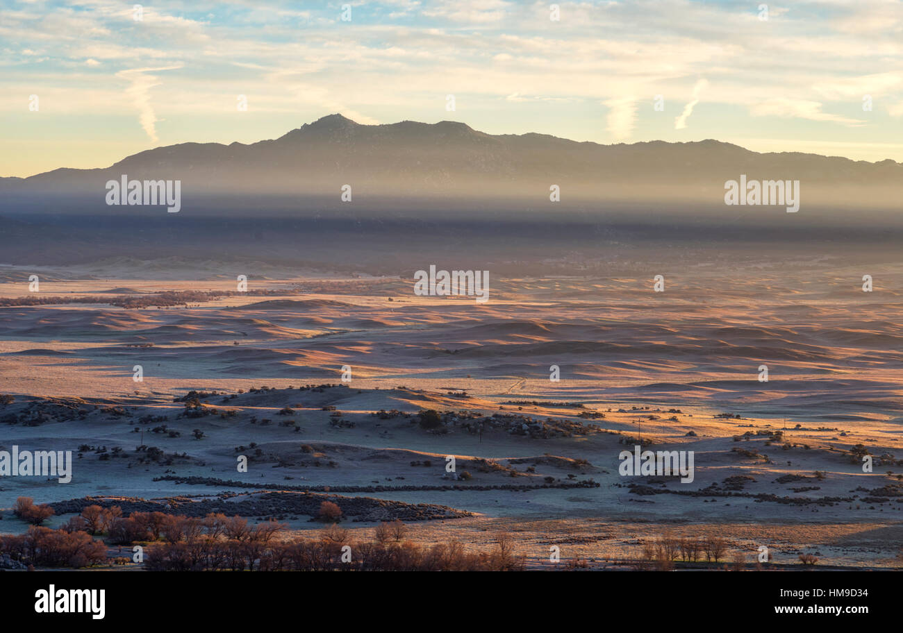 Vista del valle y las montañas al amanecer, desde el punto de vista de Henshaw vista escénica. El condado de San Diego, California, Estados Unidos. Foto de stock