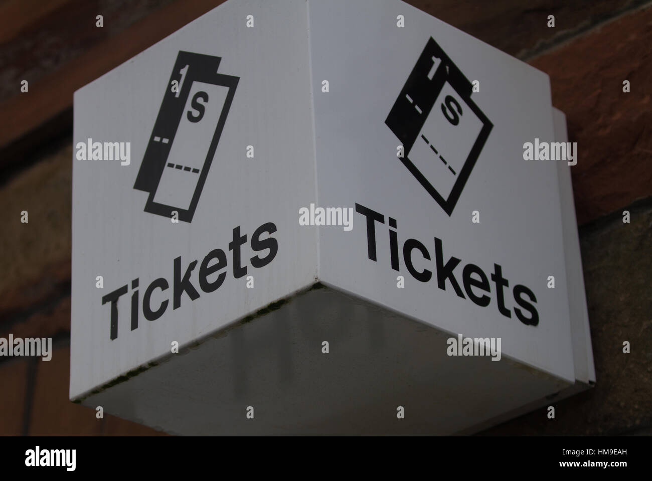 Billete de tren de TVM expendedoras / máquina ATM Square Cube signo marcador de ubicación con el pictograma imagen símbolo encima de la máquina en la estación de tren Helsby. Foto de stock