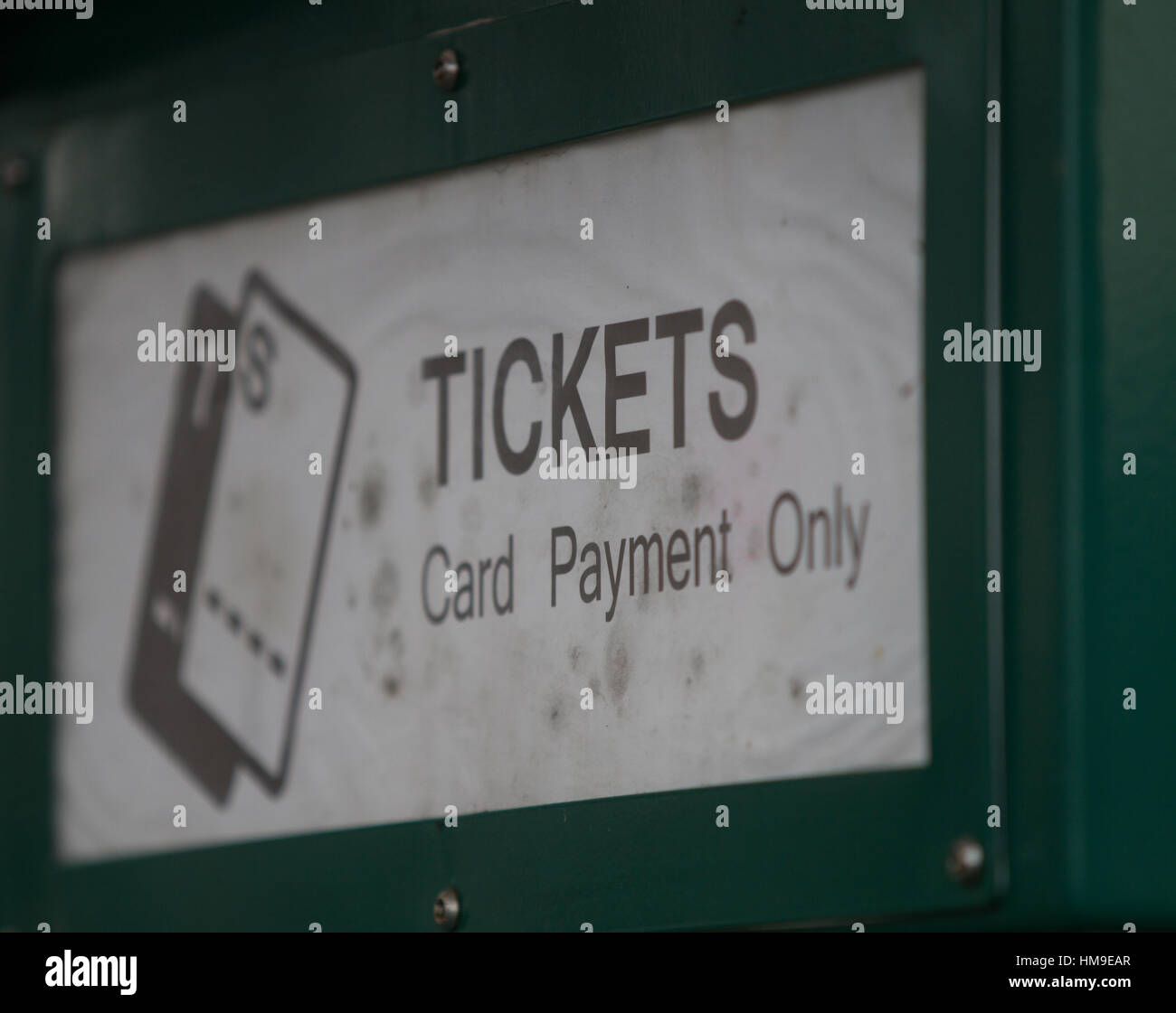 Máquina expendedora de billetes automatizado TVM / ATM mostrando Tickets - Sólo los pagos con tarjeta y el símbolo pictograma para billetes de tren cerca de cosecha. Foto de stock