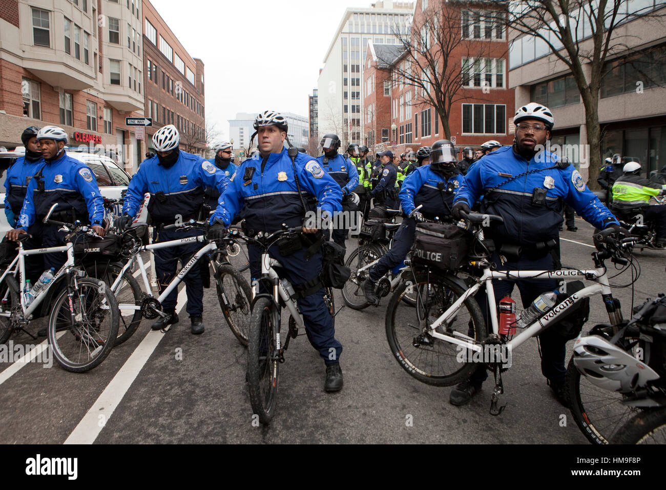 La policía metropolitana de bicicleta la preparación de la unidad de control de multitudes en el día de la inauguración presidencial de 2017 - Washington, DC, EE.UU. Foto de stock
