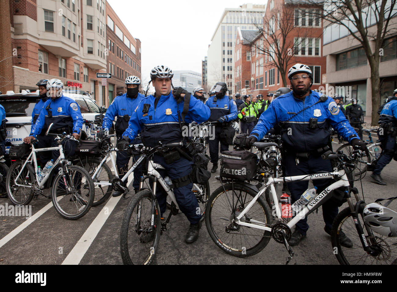 La policía metropolitana de bicicleta la preparación de la unidad de control de multitudes en el día de la inauguración presidencial de 2017 - Washington, DC, EE.UU. Foto de stock