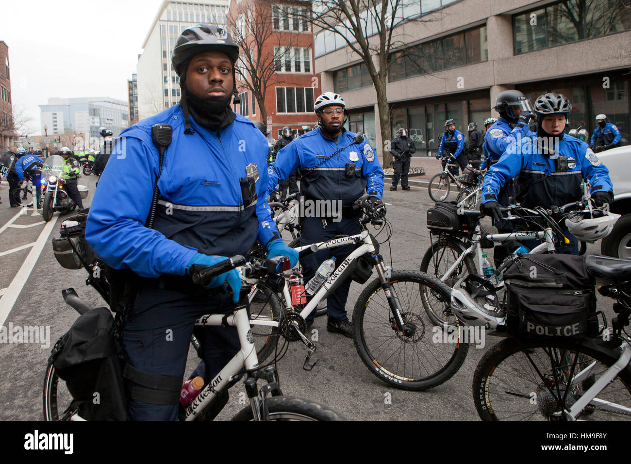 La policía metropolitana de bicicleta la preparación de la unidad de control de multitudes en el día de la inauguración presidencial de 2017 - Washington, DC, EE.UU. Foto de stock