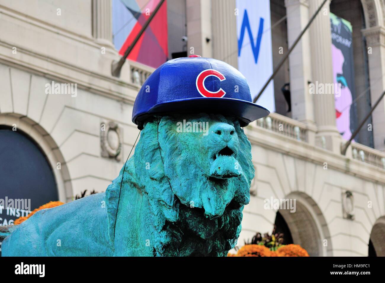 Las famosas estatuas de león delante del Instituto de Arte de Chicago adornados con sombreros como el museo rinde homenaje a los Cubs. Chicago, Illinois, Estados Unidos. Foto de stock