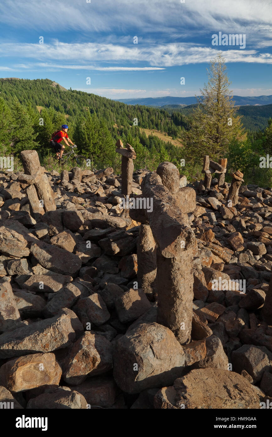 Ciclismo de montaña cerca del Rock Cairns en Oregon's Lookout Mountain Trail Foto de stock