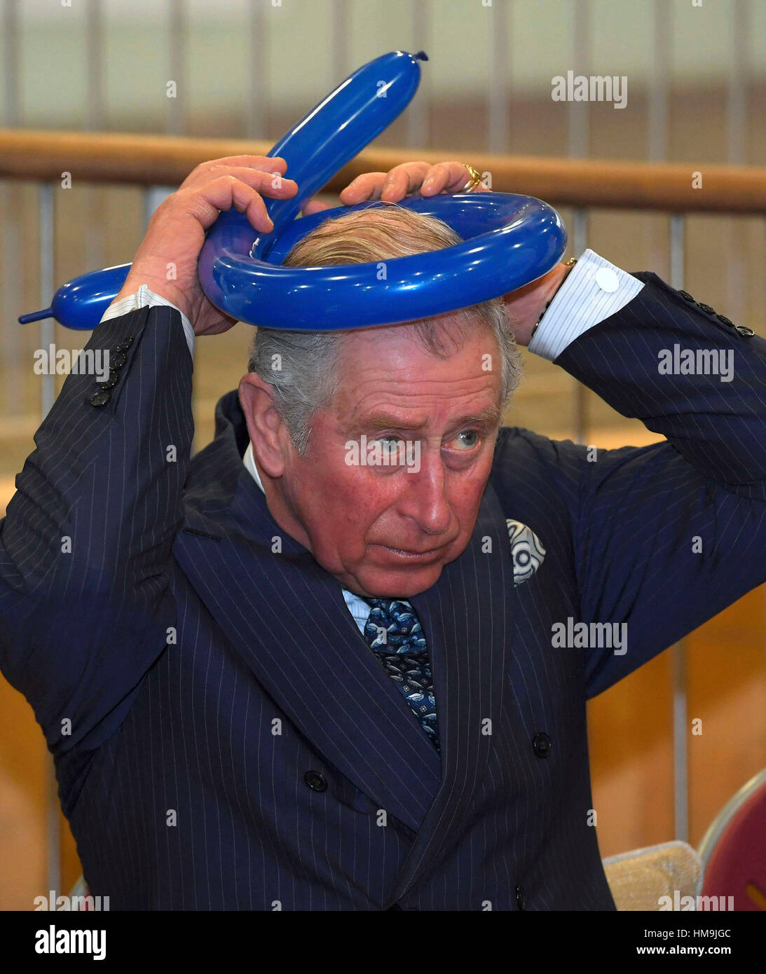 El Príncipe de Gales se muestra cómo hacer sombreros de globos durante una  visita a Yavneh College, una escuela judía ortodoxa en Borehamwood,  Hertfordshire Fotografía de stock - Alamy