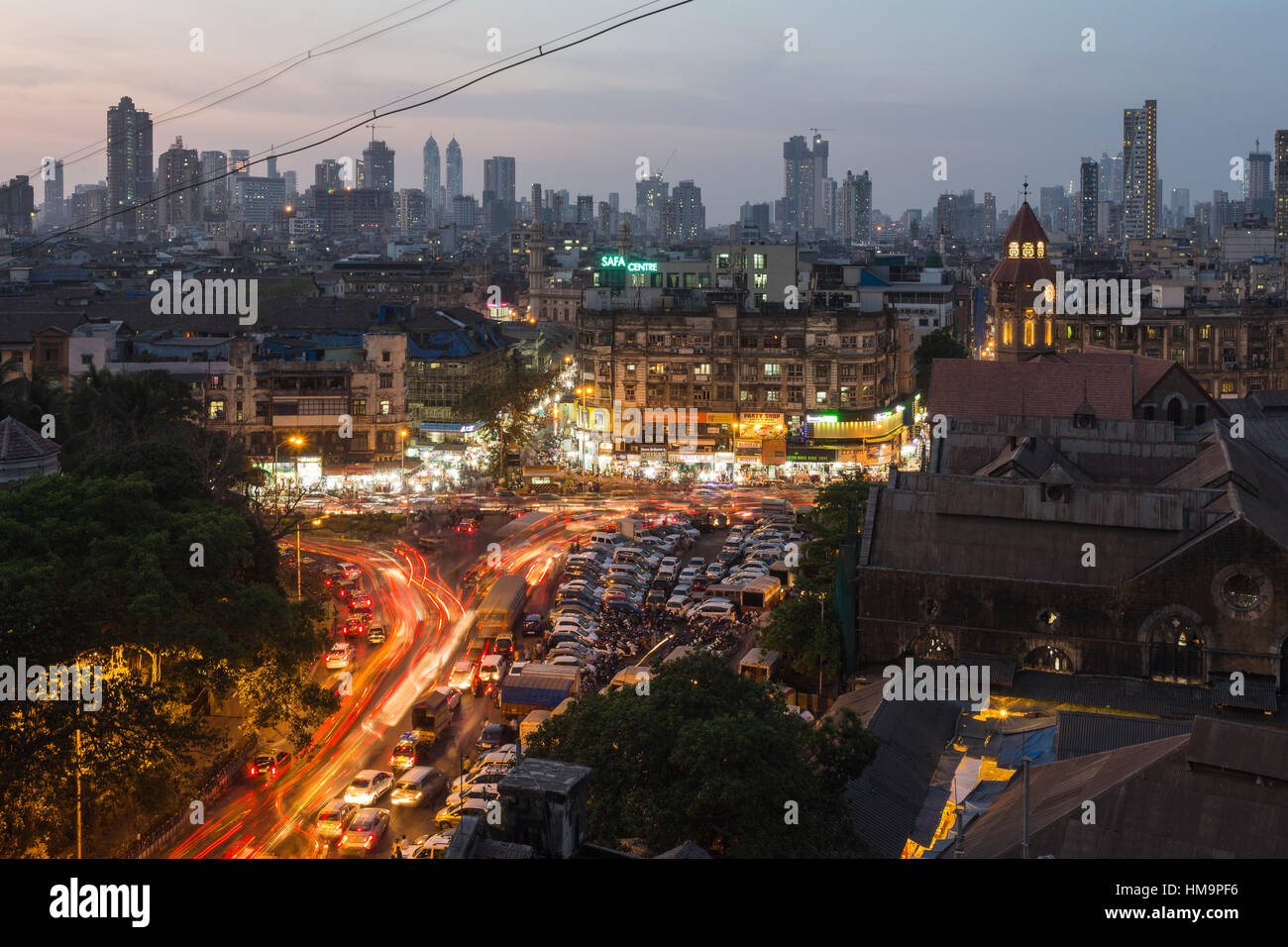 Por la noche, hora punta en el mercado Crawford, ahora llamado Mahatma Jyotiba Phule Mercado, Skyline, Bombay, Maharashtra, India Foto de stock