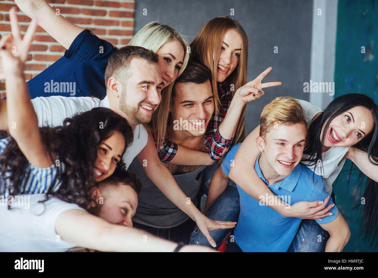 Grupo bellos jóvenes haciendo selfie en un café, mejores amigos de niñas y niños juntos divirtiéndose, planteando el concepto de estilo de vida emocional Foto de stock