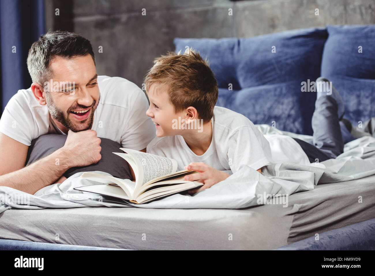 El padre y el hijo, libro de lectura Foto de stock