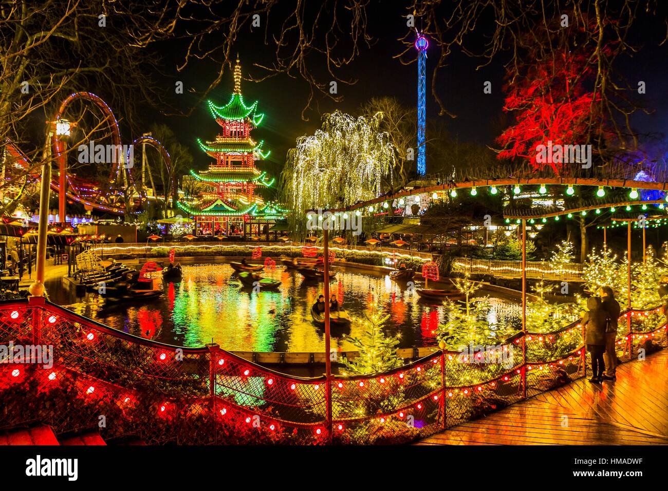 Dinamarca, Copenhague, sjelland. Navidad en los jardines de Tivoli, Dragon  Boat Lake, la pagoda y el puente sobre el lago Tivoli con adornos de navidad  Fotografía de stock - Alamy