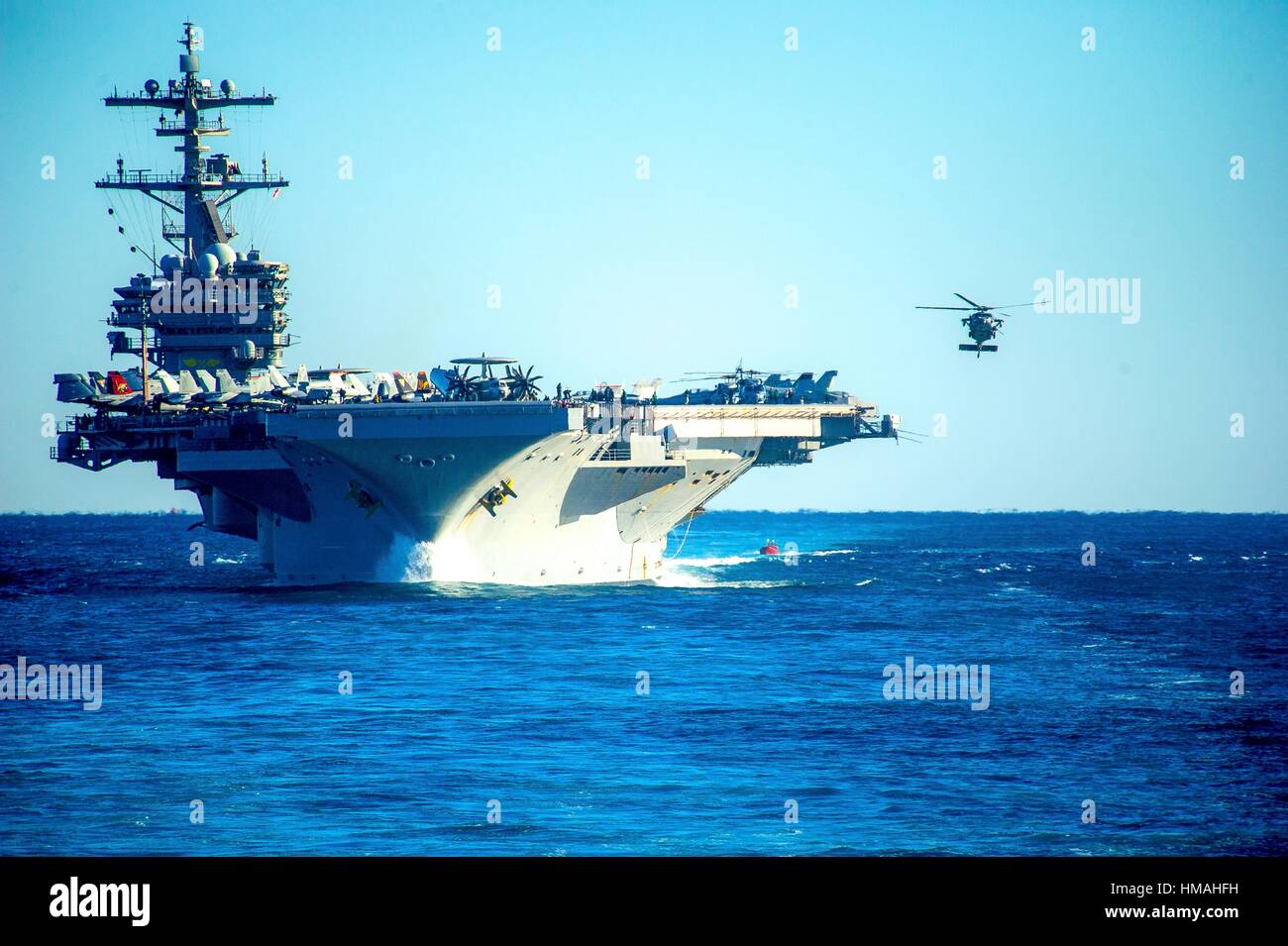 Océano Atlántico (dec. 13, 2013) los helicópteros se preparan para aterrizar en la cubierta de vuelo del portaaviones USS George h w bush (CVN 77) durante un simulacro de tránsito del estrecho. Foto de stock