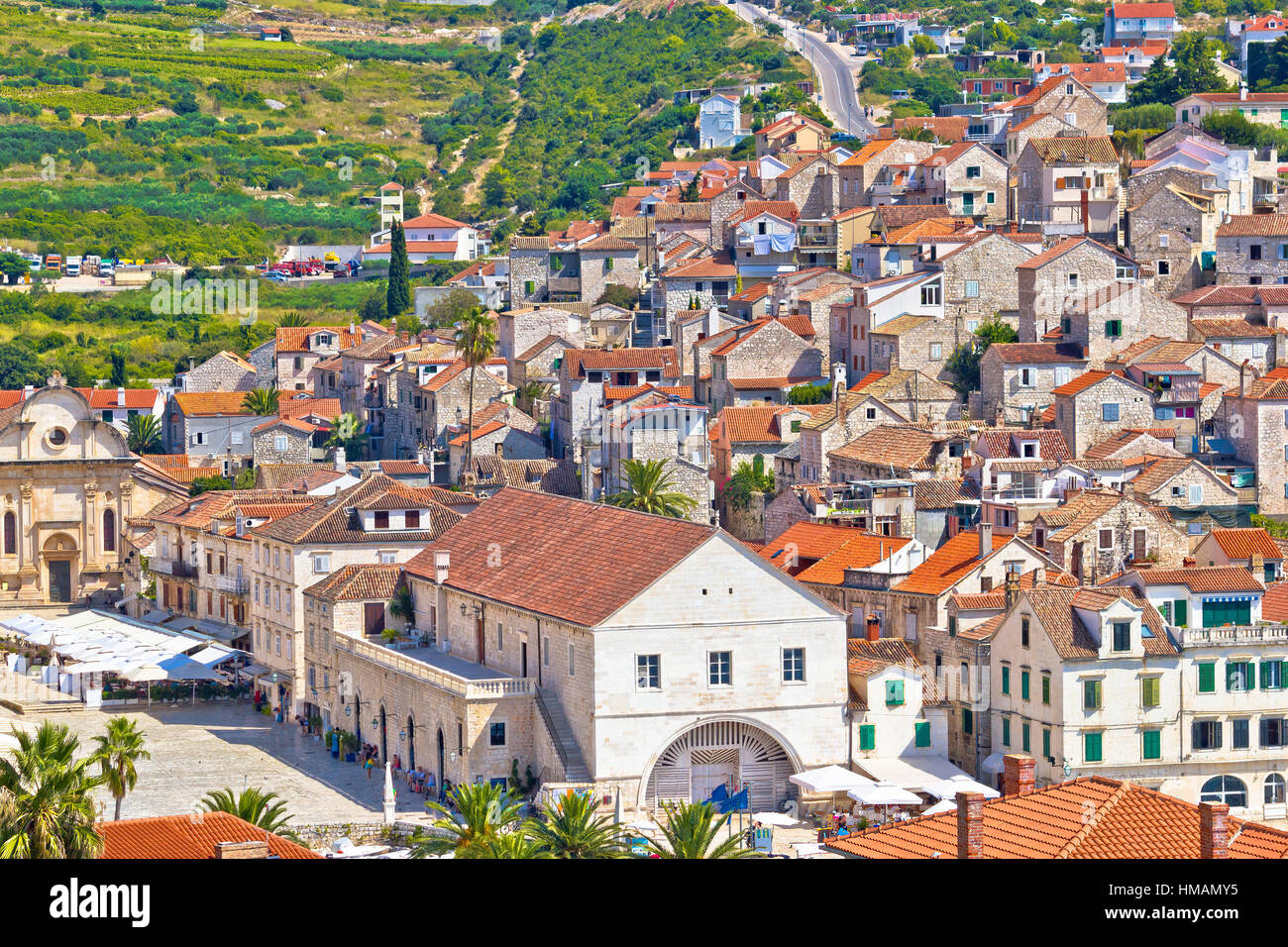 Antiguo pueblo de la isla de Hvar tejados vista, Dalmacia, Croacia Foto de stock