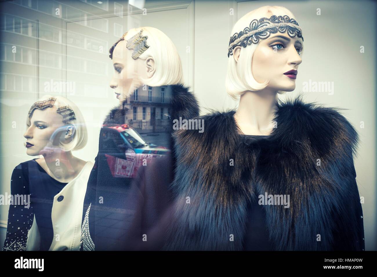 Tienda De Moda Mostrar Ventana Tres Mujeres Maniquies Con Ropas Elegantes Peinados Y Maquillaje Reflexiones Sobre Vidrio Londres Inglaterra Fotografia De Stock Alamy