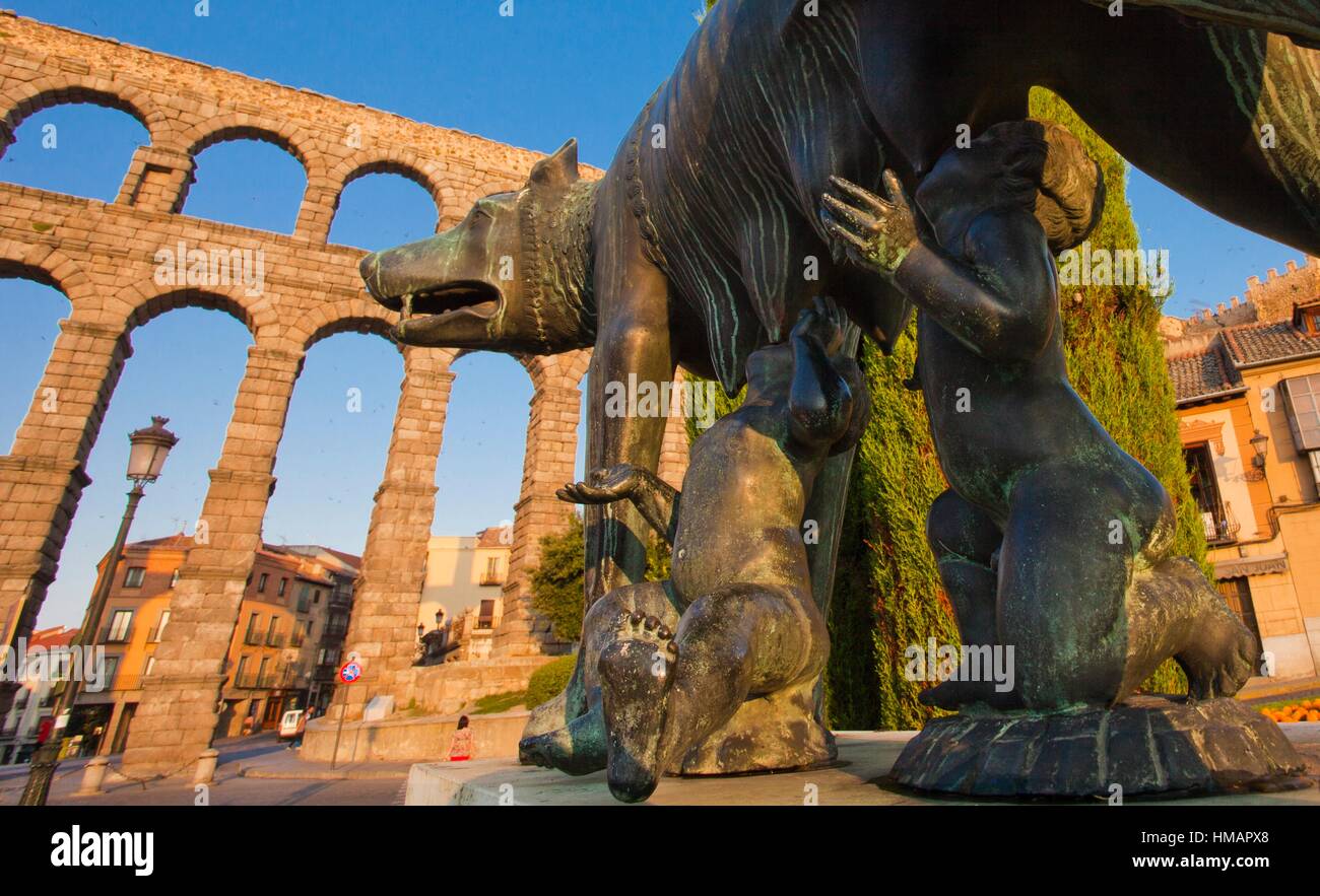La estatua de Rómulo y Remo amamantados por una loba, acueducto romano, plaza de artilleria La estatua de Rómulo y Remo amamantados por una loba, acueducto romano, plaza de artilleria