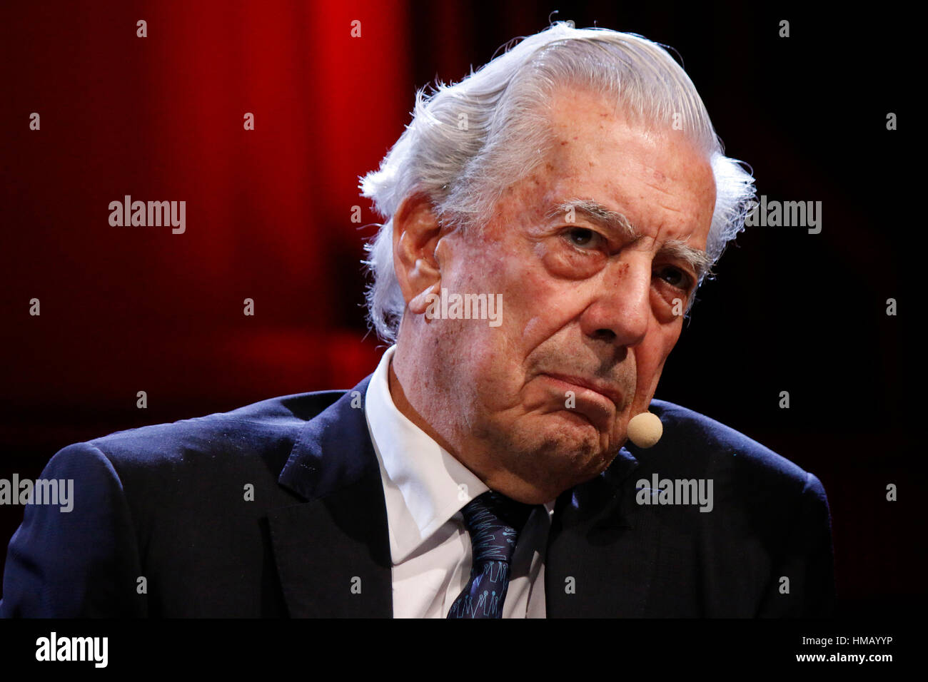 Mario Vargas Llosa - Lesung des romanos 'Die Enthuellung', Gorsser Sendesaal RBB, 26. Oktober 2016, Berlín. Foto de stock