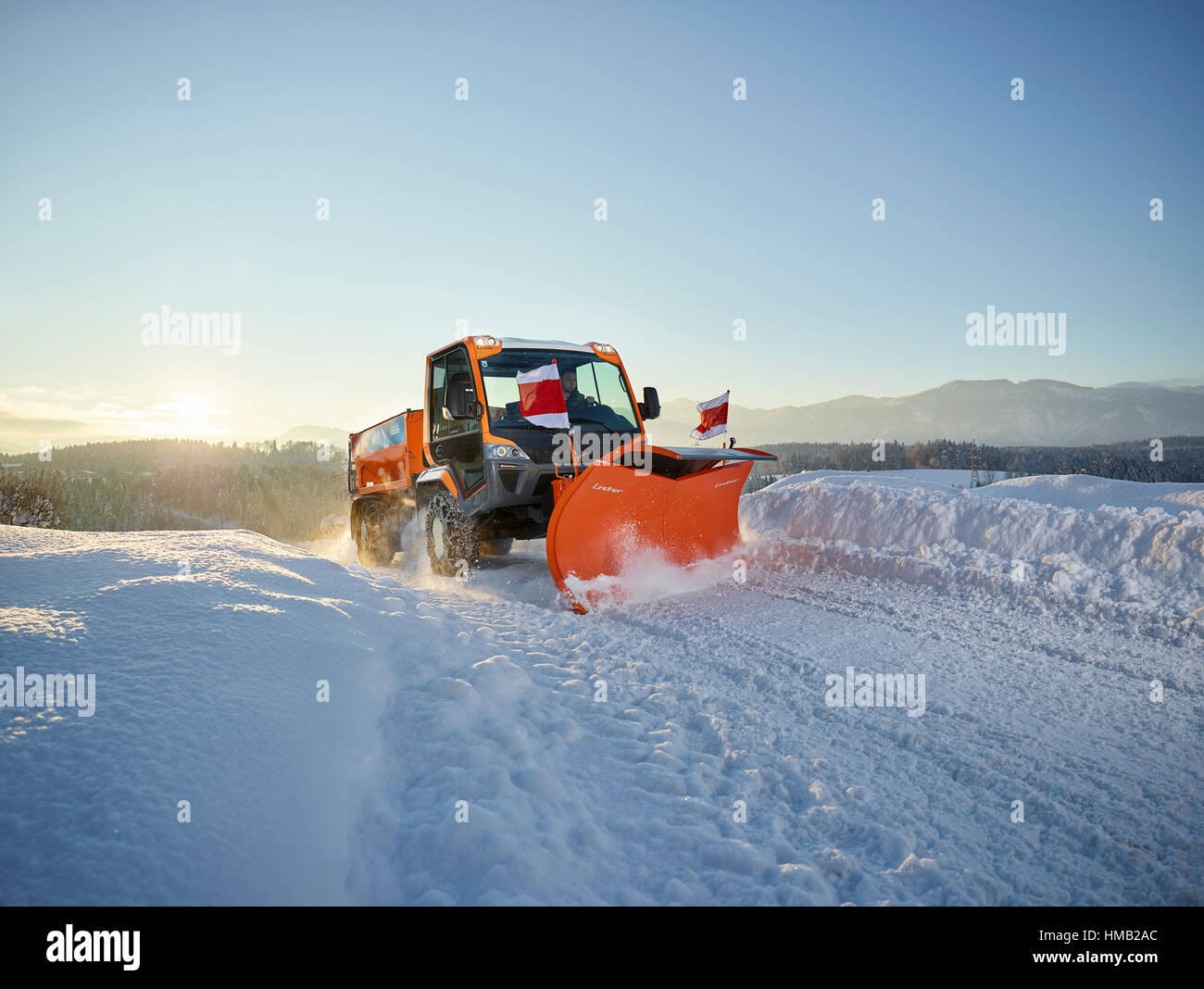La pala de nieve, nieve, invierno, el mantenimiento vial Inntal, Tirol, Austria Foto de stock