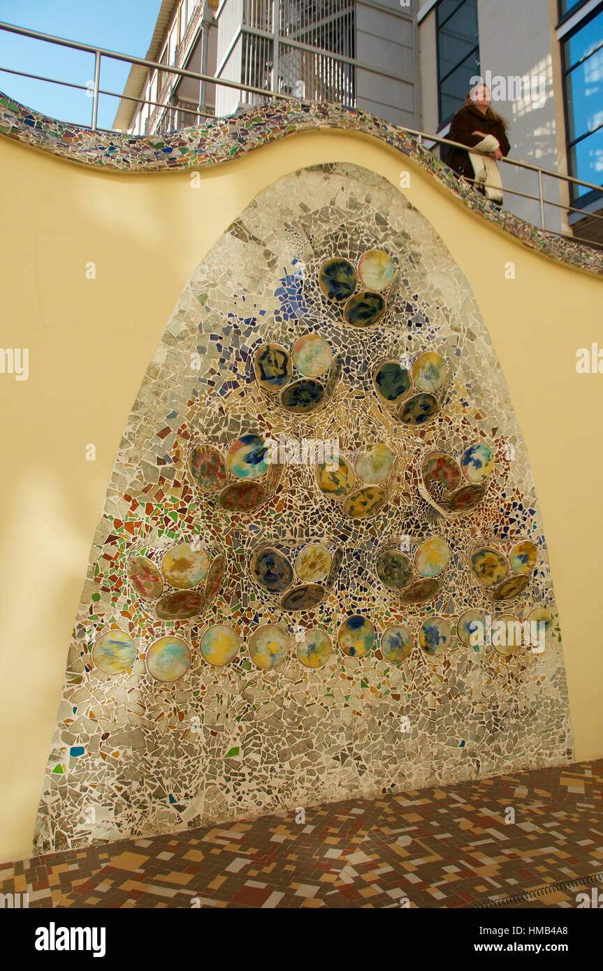 Mosaico en la Casa Batlló de Gaudí, provincia de Barcelona, Cataluña, España. Foto de stock