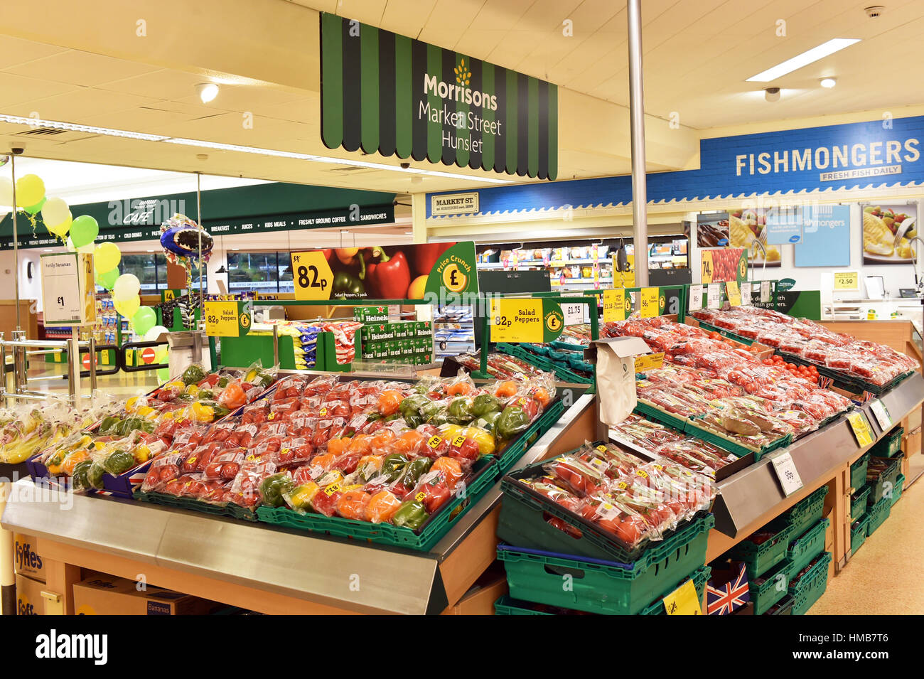 Productos frescos de fruta y hortalizas en venta en un supermercado UK Foto de stock
