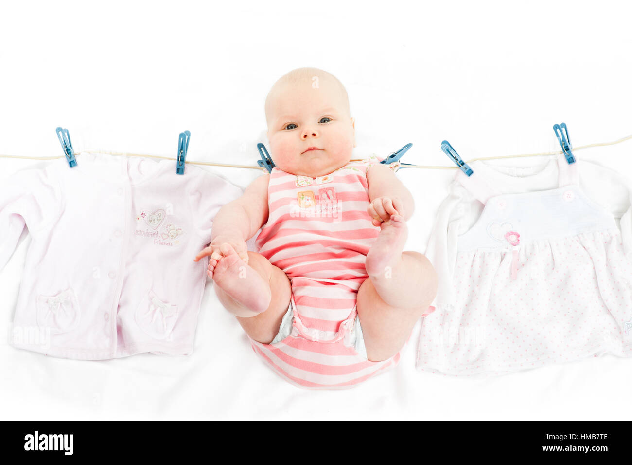 Bebé en el tendedero Fotografía de stock - Alamy