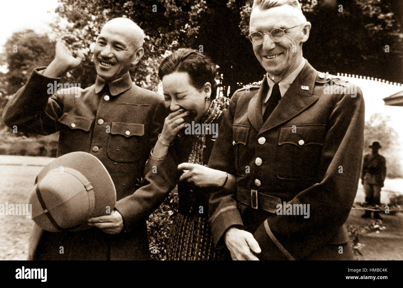 Generalísimo y Madame Chiang Kai Shek y el Teniente General Joseph W. Stilwell, Comandante General de las fuerzas expedicionarias, China, al día siguiente de bombardeo japonés (Doolittle RAID). En Maymyo, Birmania. El 19 de abril de 1942. Foto de stock
