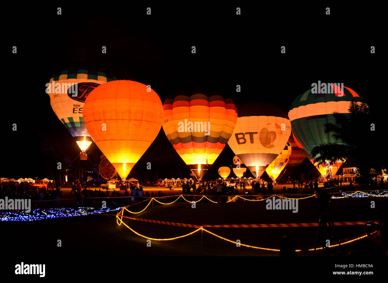 CHIANGMAI TAILANDIA-Noviembre 26 :Tailandia Festival Internacional de Globos  Aerostáticos en Chiangmai.Las personas vienen a ver el lanzamiento de globos  en la tarde. en N Fotografía de stock - Alamy