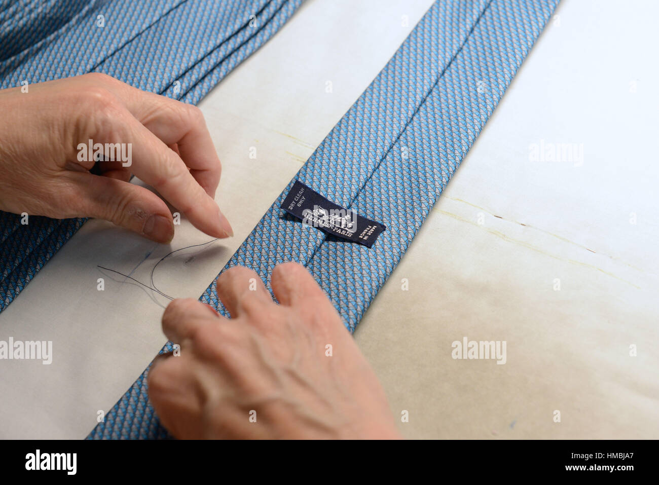 Bourgoin-Jallieu (sureste de Francia): Haciendo de Hermès lazos en el Marcel Gandit talleres Foto de stock