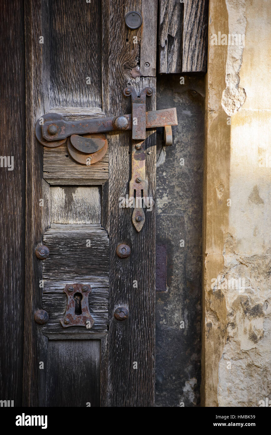 Pestillo de puerta antigua de una puerta exterior en St Albans Cathedral,  Reino Unido Fotografía de stock - Alamy