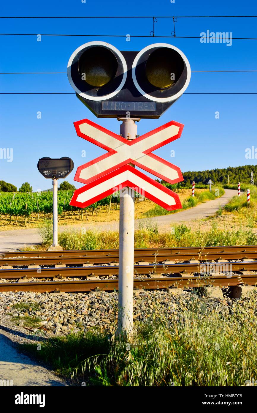Señal de cruce ferroviario, semáforo, vías de tren. La provincia de