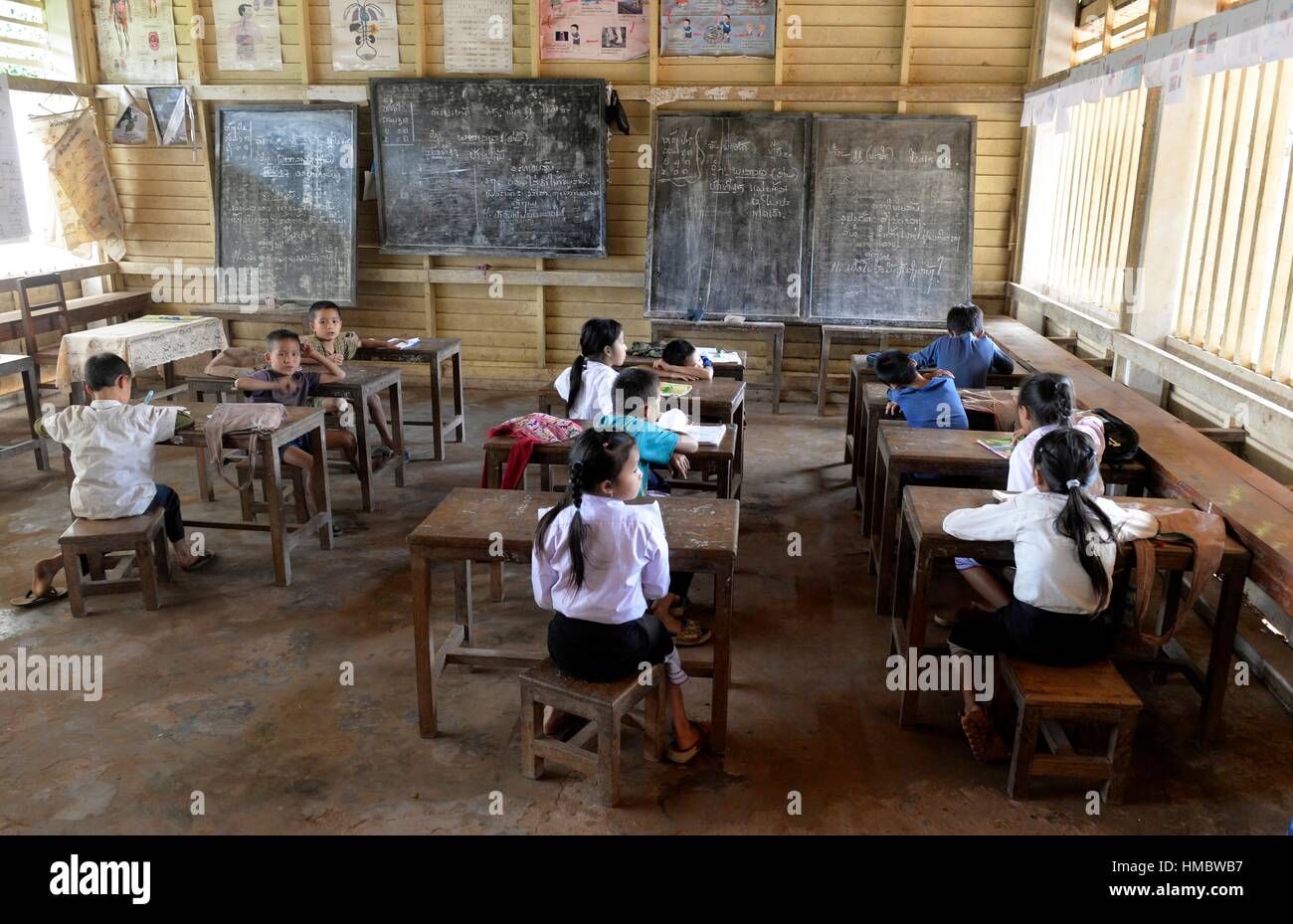 Un aula de la escuela primaria en una aldea del norte de Laos, Sudeste de Asia. Foto de stock