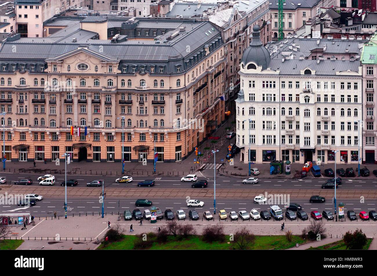 Srodmiescie - centro de distrito, en el centro de Varsovia, aleje jerozolimskie - jerozolimskie Avenue, el histórico hotel Polonia Palace (1913) a la izquierda, Varsovia, Foto de stock