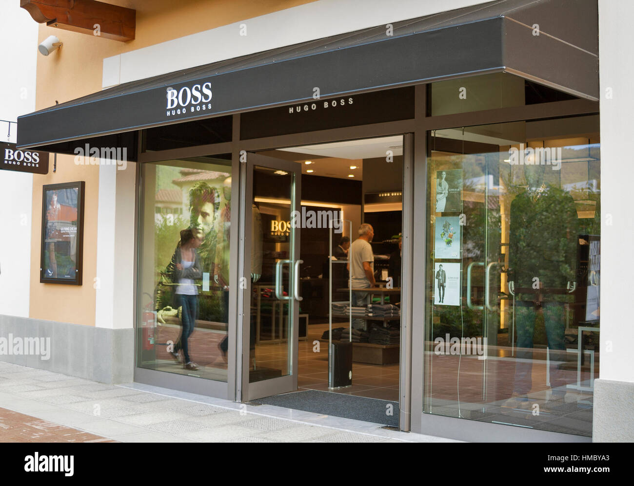 MUGELLO, Italia - 11 de septiembre de 2014: la gente visita Hugo Boss  tienda en McArthurGlen Designer Outlet Barberino cerca de Florencia. Hugo  Boss es un alemán l Fotografía de stock - Alamy