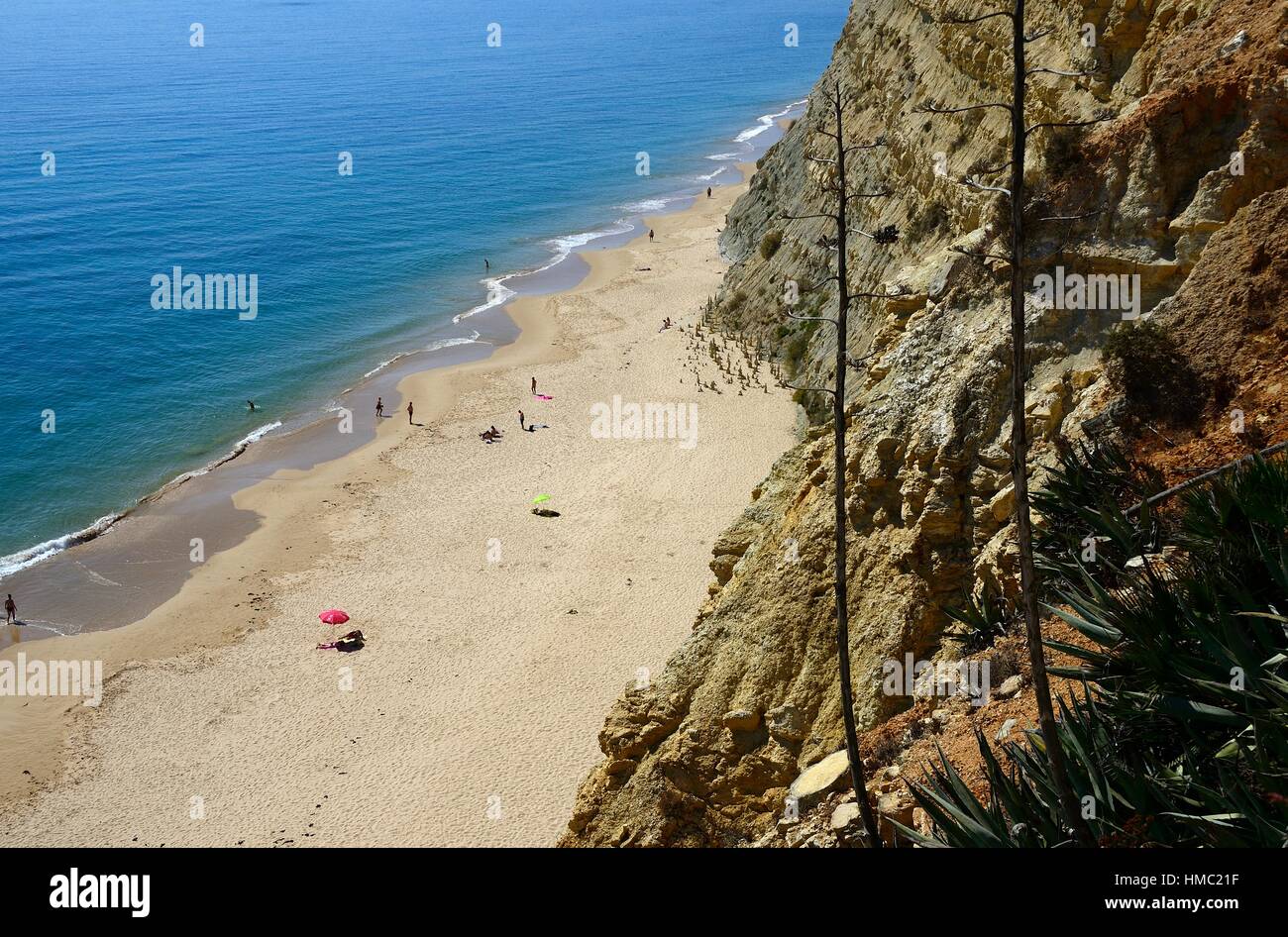 Europa, Portugal, Algarve, Lagos, la calma de la playa de Porto de Mos visto desde los altos acantilados Foto de stock