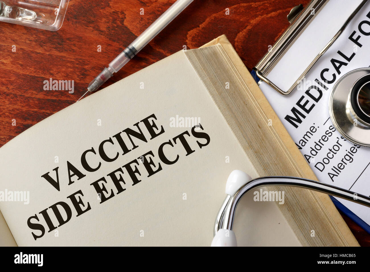 Efectos secundarios de la vacuna de título en un libro. Foto de stock