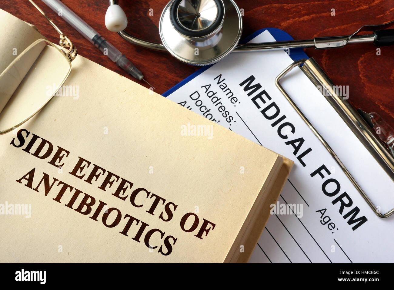 Título los efectos secundarios de los antibióticos en un libro. Foto de stock