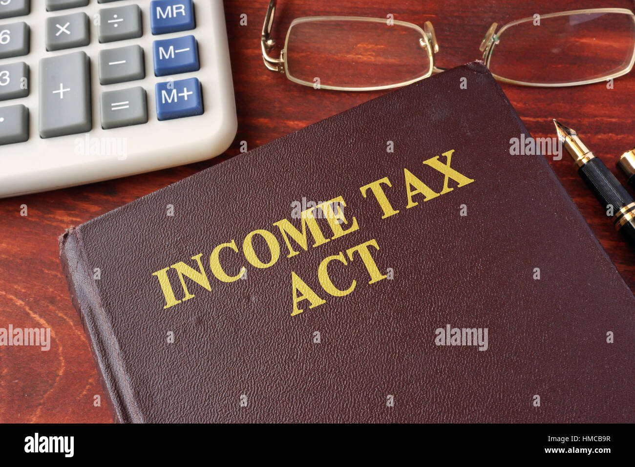 Libro con el título La Ley del impuesto sobre la renta. Foto de stock