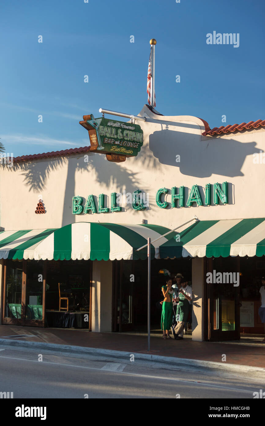 Bola y cadena dance club histórico de la Calle Ocho, la Pequeña Habana de  Miami, Florida USA Fotografía de stock - Alamy