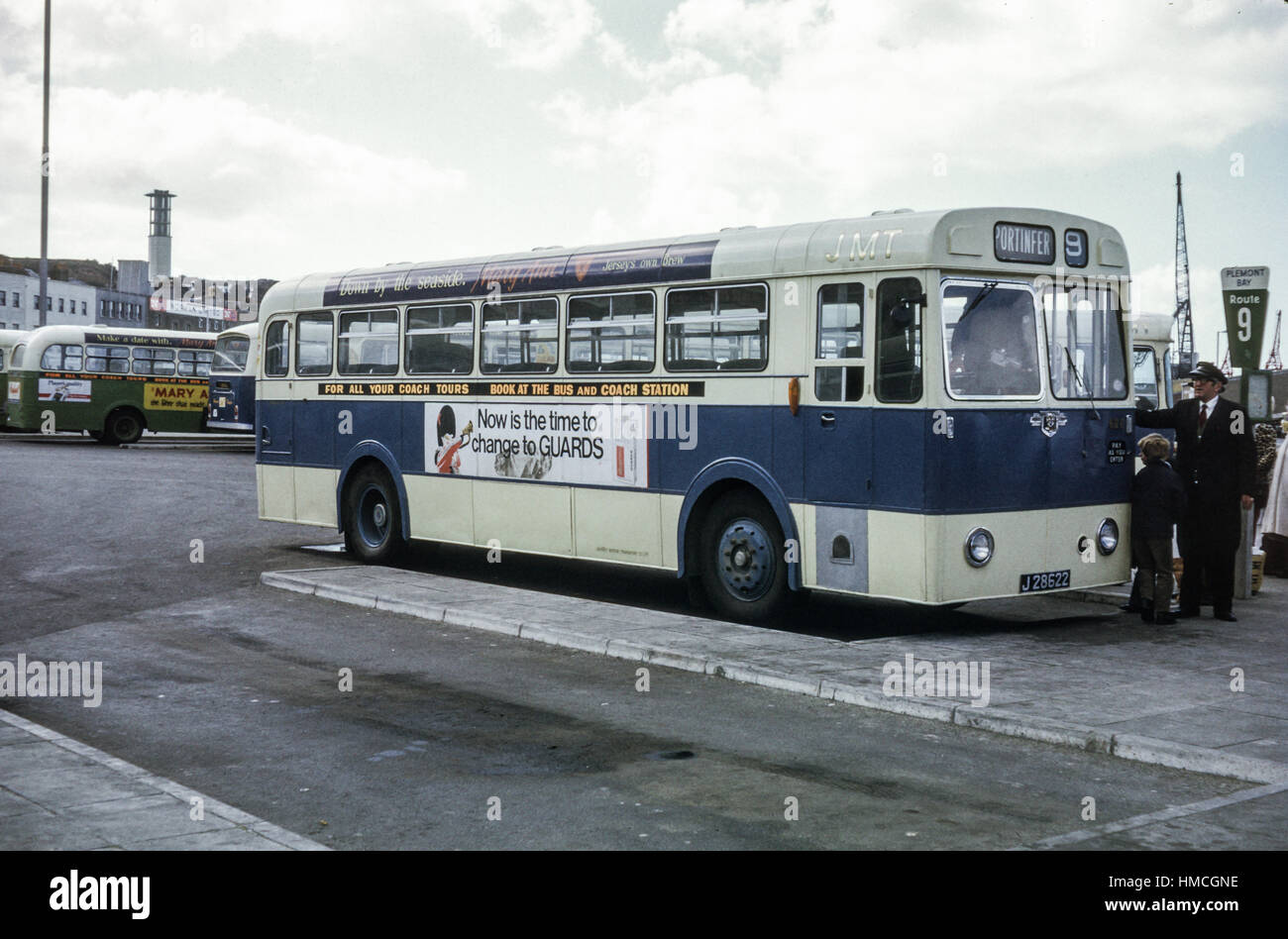Jersey, Islas del Canal - 1973: Vintage imagen de autobús en St Helier, Jersey. Jersey Transporte Motor Leyland PSUC1 622 (registro J28622). Foto de stock