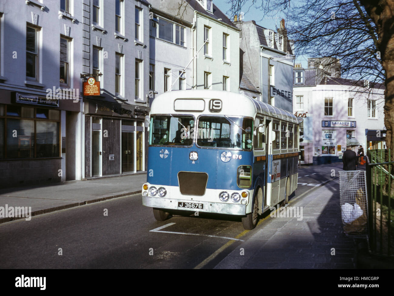 Jersey, Islas del Canal - 1973: Vintage imagen de autobús en St Helier, Jersey. Jersey Transporte Motor Bedford VAS 676 (registro 36676 J). Foto de stock